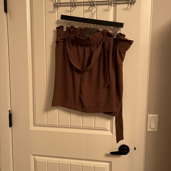 Brown short - Picture 2 of 4